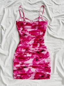 Soleia Nouvelle robe mini élégante de vacances en maille transparente avec imprimé floral rose rouge et ourlet volants - Rose vif - Voir 2