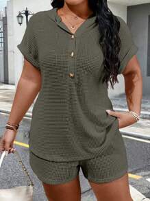 Calvaya Conjunto de 2 piezas informal: Camiseta de tejido de gofre con botones de madera decorados de cuello en V y de manga corta + Pantalones cortos elásticos de cintura de tejido de gofre para tallas grandes - Verde militar - Ver 1
