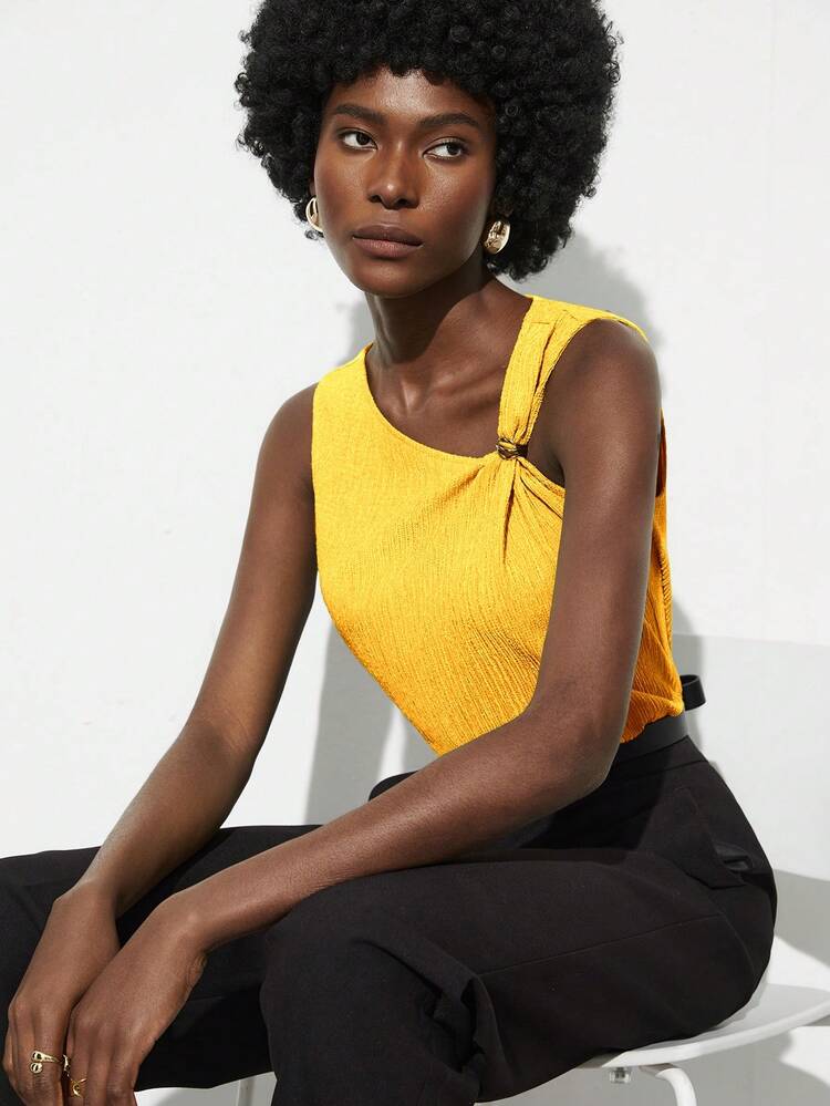 SHEIN Maija 2025년 여름 신상 밝은 노란색 비대칭 컷 비대칭 어깨 디자인 금속 장식 민소매 탑, 비즈니스 캐주얼 우아한 비치 리조트 웨딩 게스트, 컨트리 뮤직 페스티벌, 브런치, 공항, 90년대 레트로 슬림핏 비대칭 넥 탑에 적합