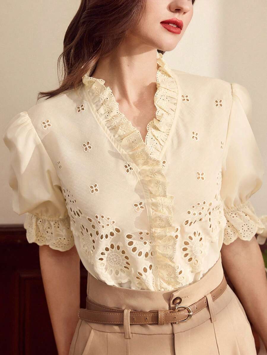 Vintamour Blusa elegante vintage para mujer con bordado floral de encaje, manga corta con volantes, de estilo casual y campestre, atuendo ideal para vacaciones de verano. Blusas de verano, atuendos de vacaciones para mujer, blusas blancas de primavera, atuendos de primavera para mujer, blusas para mujer, ropa occidental para mujer, ropa casual de oficina para mujer, ropa de verano para mujer, camisas para el Día de San Patricio, blusas para salir, atuendos de cumpleaños para mujer, blusas blancas, atuendos de vacaciones para mujer, ropa de iglesia para mujer.