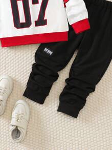 SHEIN 2 件装幼儿男童百搭休闲运动赛车速度图标印花圆领运动衫 + 撞色块运动裤套装，适合秋季、冬季、学校、过渡季节、日常穿着、家居、运动、街头服饰 - 彩色 - 查看 3