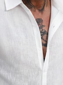 Manfinity Homme Conjunto casual de 2 piezas para hombre: camisa blanca de manga larga de una hilera de botones y pantalones cortos con cordón en la cintura, ropa de otoño - Blanco - Ver 3