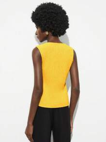 Maija Áo không tay màu vàng tươi sáng, thiết kế bất đối xứng, đính kim loại, kiểu dáng mới mùa hè 2025, thích hợp cho công sở, đi nghỉ mát, dự đám cưới, lễ hội nhạc đồng quê, ăn trưa, sân bay, phong cách retro thập niên 90, dáng ôm, cổ bất đối xứng. - Màu vàng - Xem 4