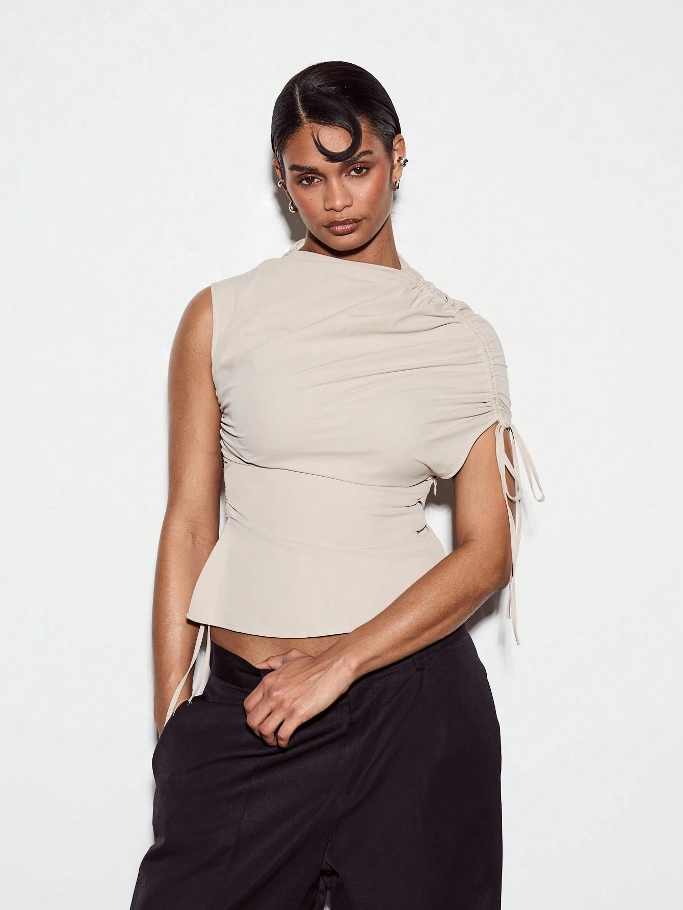 KIZN Blusa con cuello alto, drapeado asimétrico y detalle de lazo