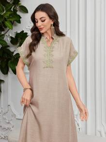 Al Najma 刺绣领花插肩袖立领优雅连衣裙 - 杏色 - 查看 1