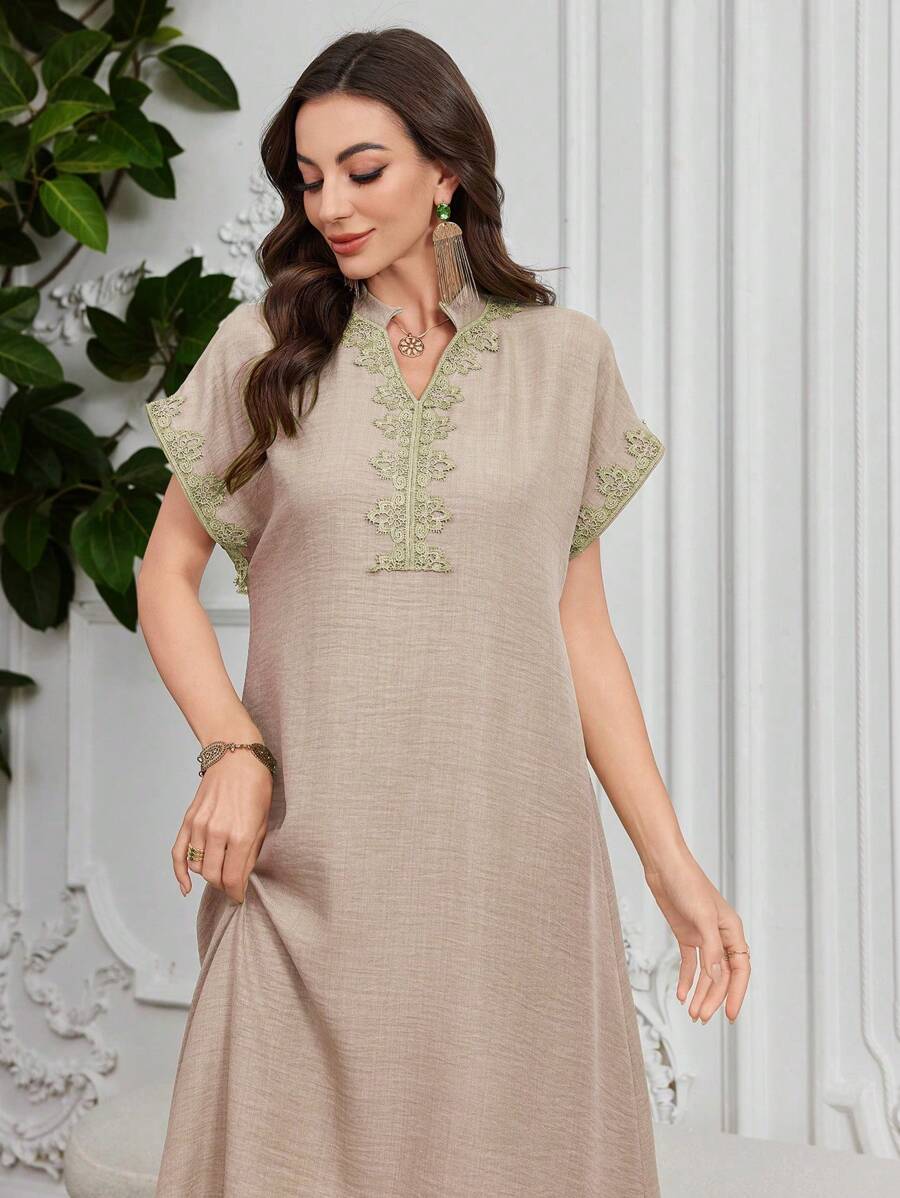 Al Najma 刺绣领花插肩袖立领优雅连衣裙 - 杏色 - 查看 1