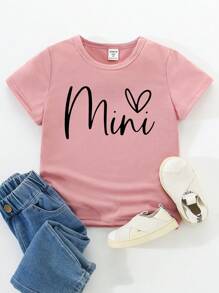 SHEIN تي شيرت أساسي بأكمام قصيرة مع طباعة شعار وأحرف بتصميم بسيط وأنيق للفتيات، متناسق مع الأم (يباع القطعتان بشكل منفصل)