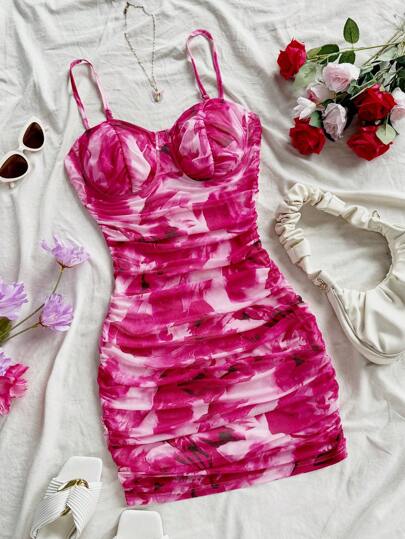 Soleia 全新优雅度假透明网眼迷你连衣裙，配玫瑰红花卉印花和荷叶边下摆