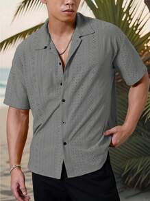 Manfinity Homme 男士度假休闲风，INS上搭配了一款针织黑白几何条纹钩针纹理提花宽松短袖衬衫。纽扣开襟，彰显法式优雅浪漫，是夏威夷海滩度假、音乐节和日常穿着的完美之选。也是送给男朋友或老公的理想礼物。男士条纹短袖单排扣休闲通勤衬衫，男士酷炫衬衫，男士时尚衬衫，男士时尚衬衫