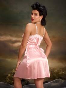 PinupGlam Rosafarbener Samtspitzen Wickel-Vintage-Palast-Stil Damen Nachthemd