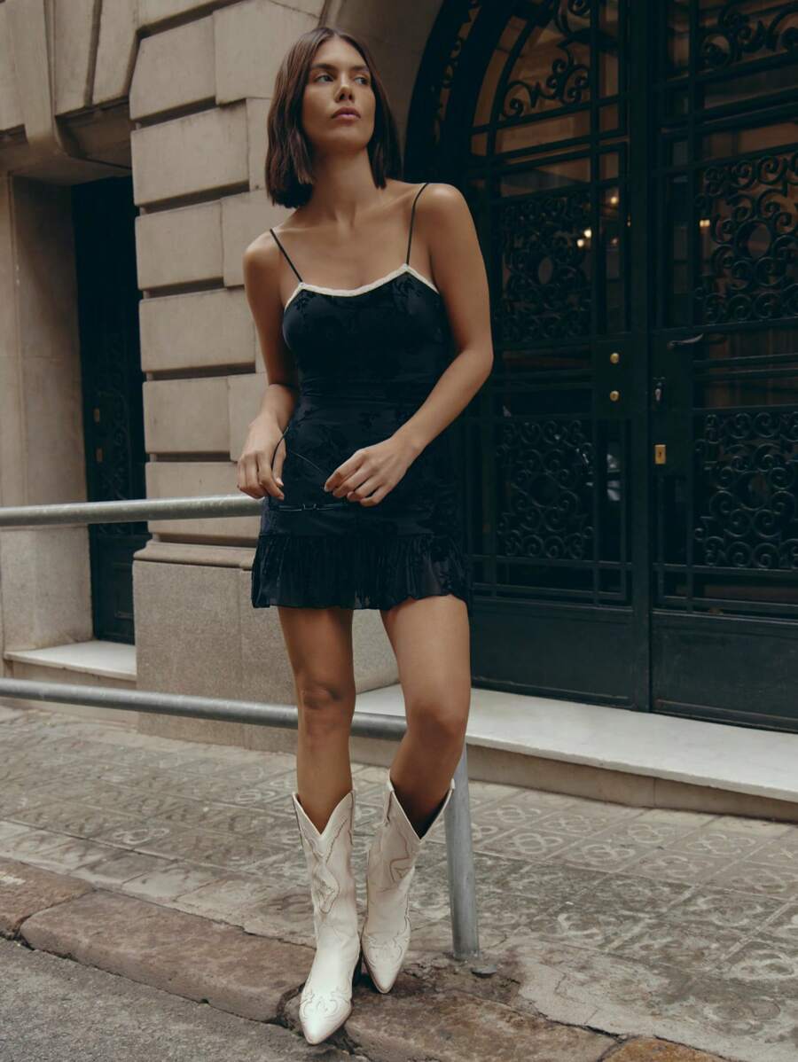 Nöista 无袖迷你连衣裙，采用纹理面料和荷叶边装饰。非常适合节日或夏季派对。 - 黑色 - 查看 1