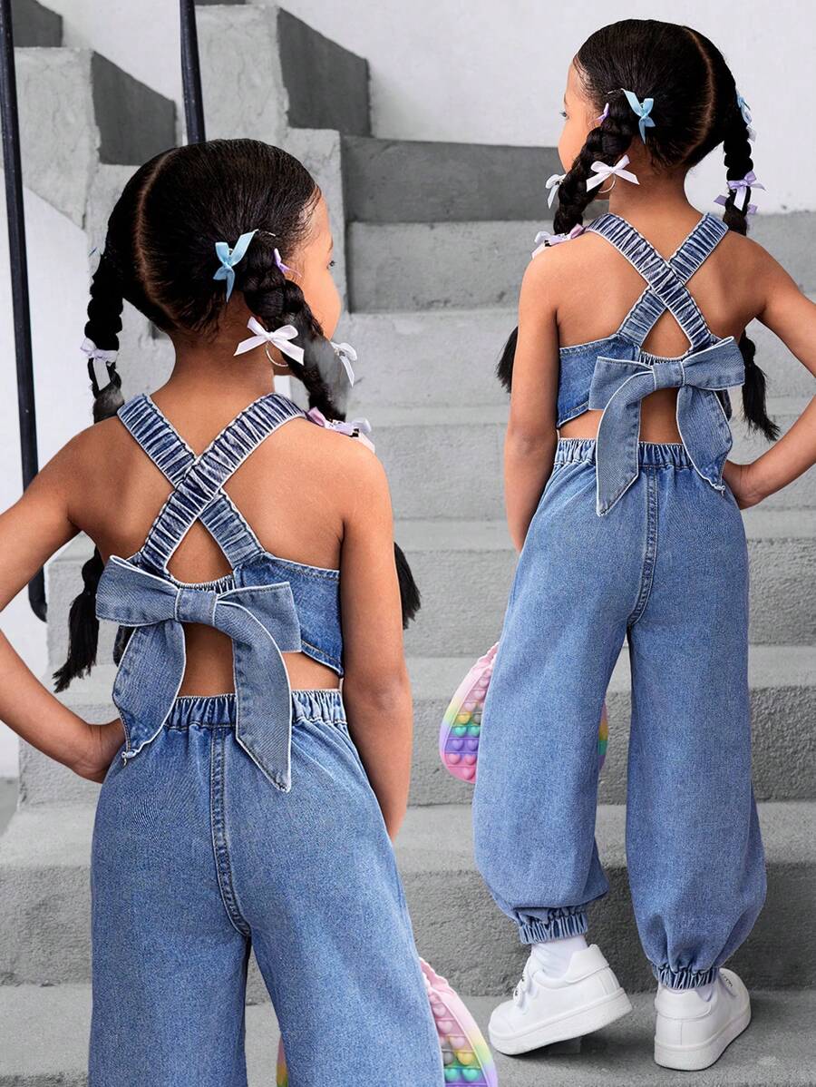 SHEIN 年轻女孩的 Y2K 牛仔无袖连体裤，后背带大蝴蝶结装饰，女童春夏休闲度假乡村波西米亚风服装，春假海滩装女童露背连体裤，音乐会服装，年轻女孩的西部街头服装 - 中等水洗藍 - 查看 1