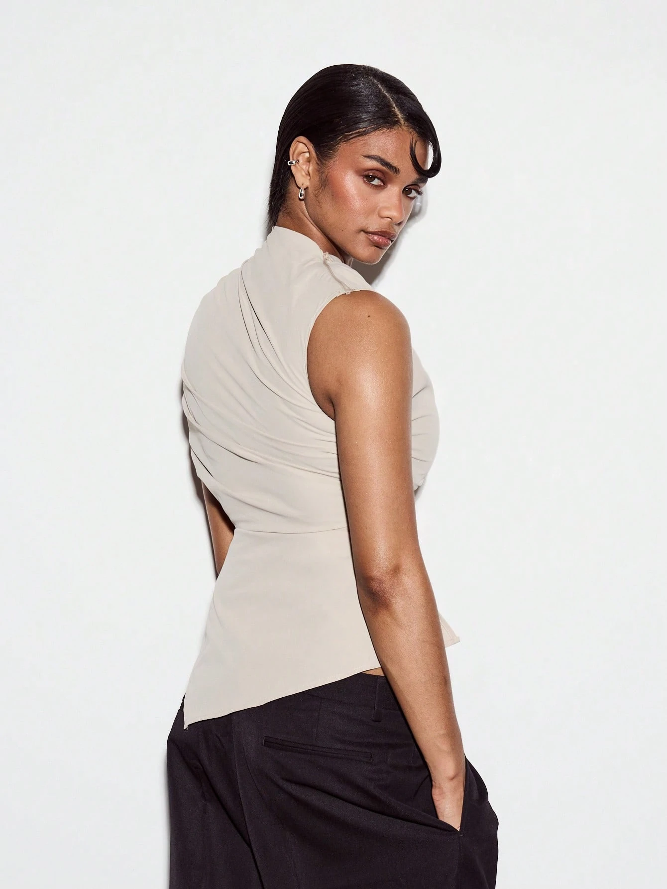 KIZN Blusa con cuello alto, drapeado asimétrico y detalle de lazo