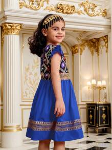 Vestido ligero para niñas durante el Ramadán con panel frontal con estampado geométrico, cuello redondo, cintura fruncida en la espalda, mangas de campana, falda de volantes con ribete de encaje, bolso de tela estampado a juego, apto para exteriores y fiestas, verano - Azul - Ver 3