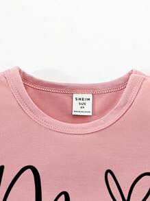 SHEIN تي شيرت أساسي بأكمام قصيرة مع طباعة شعار وأحرف بتصميم بسيط وأنيق للفتيات، متناسق مع الأم (يباع القطعتان بشكل منفصل)