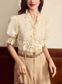 Vintamour Blusa elegante vintage para mujer con bordado floral de encaje, manga corta con volantes, de estilo casual y campestre, atuendo ideal para vacaciones de verano. Blusas de verano, atuendos de vacaciones para mujer, blusas blancas de primavera, atuendos de primavera para mujer, blusas para mujer, ropa occidental para mujer, ropa casual de oficina para mujer, ropa de verano para mujer, camisas para el Día de San Patricio, blusas para salir, atuendos de cumpleaños para mujer, blusas blancas, atuendos de vacaciones para mujer, ropa de iglesia para mujer.