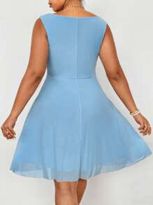 Flirla 大码女式优雅轻质网眼 V 领收腰短款无袖连衣裙 - 淺藍色 - 查看 2