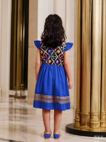 Vestido ligero para niñas durante el Ramadán con panel frontal con estampado geométrico, cuello redondo, cintura fruncida en la espalda, mangas de campana, falda de volantes con ribete de encaje, bolso de tela estampado a juego, apto para exteriores y fiestas, verano - Azul - Ver 2