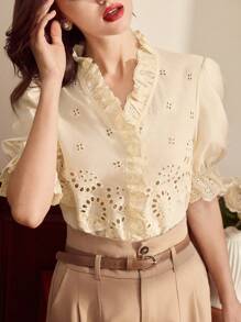 Vintamour Blusa elegante vintage para mujer con bordado floral de encaje, manga corta con volantes, de estilo casual y campestre, atuendo ideal para vacaciones de verano. Blusas de verano, atuendos de vacaciones para mujer, blusas blancas de primavera, atuendos de primavera para mujer, blusas para mujer, ropa occidental para mujer, ropa casual de oficina para mujer, ropa de verano para mujer, camisas para el Día de San Patricio, blusas para salir, atuendos de cumpleaños para mujer, blusas blancas, atuendos de vacaciones para mujer, ropa de iglesia para mujer.