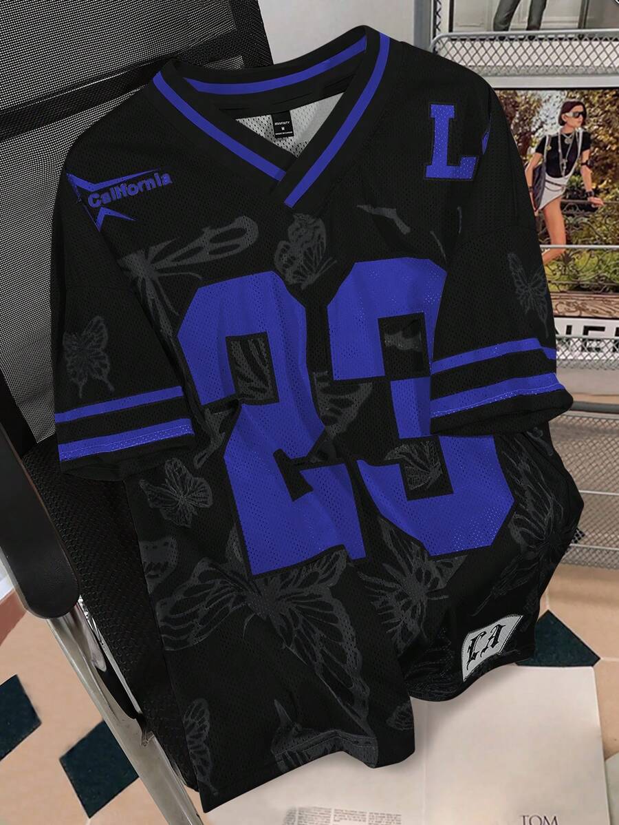 Manfinity Campus Court Men's Street-Sport Style With An INS-Inspired Look, Featuring A High-Street Black-And-Red Color-Block Oversized T-Shirt Printed With A Large "23" And Chicago Lettering On Both The Front And Back. It Boasts A Ribbed Contrasting Design, Basketball Mesh Fabric, And Collegiate/Racing Elements. Perfect For Music Festivals, Daily Wear, And As A Gift For A Boyfriend Or Husband - Encompassing Streetwear, Y2K, Hip-Hop, Rock, And Basketball-Inspired Aesthetics. Jersey Shirt