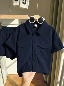 SHEIN Leap Crew Bộ 2 món/Bộ áo thun tay ngắn họa tiết chữ dễ thương màu tím cho bé trai & áo sơ mi tay ngắn màu trơn & quần short, phù hợp cho mùa xuân/hè, mặc dự tiệc - Màu xanh hải quân - Xem 2