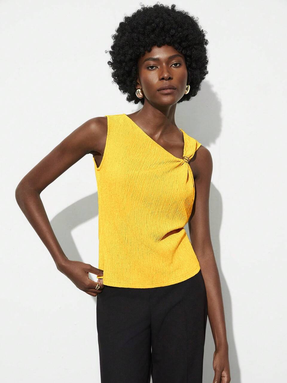 SHEIN Maija 2025 Nuevo verano Parte superior sin mangas con diseño asimétrico de hombro, decoración metálica, color amarillo brillante. Adecuado para invitados de boda, festivales de música country, brunch, aeropuerto. Ajuste ceñido, cuello asimétrico, estilo retro de los 90