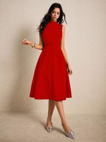 Poéselle Mittellanges, schlichtes Kleid mit Rundhalsausschnitt ohne Ärmel, minimalistisch und elegant mit Metallesenösen-Dekor - Rot - Übersicht 7