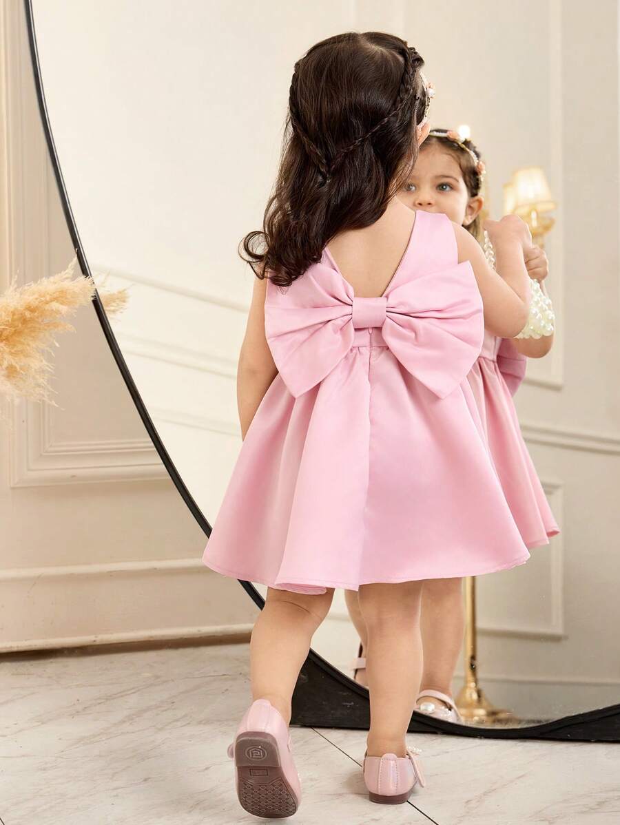 SHEIN Vestido de satén sin mangas rojo para niñas pequeñas estilo princesa con lazo, adecuado para fiestas - Rosa - Ver 1