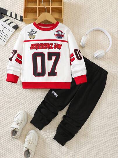 SHEIN 2 件装幼儿男童百搭休闲运动赛车速度图标印花圆领运动衫 + 撞色块运动裤套装，适合秋季、冬季、学校、过渡季节、日常穿着、家居、运动、街头服饰