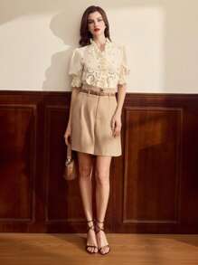 Vintamour Blusa elegante vintage para mujer con bordado floral de encaje, manga corta con volantes, de estilo casual y campestre, atuendo ideal para vacaciones de verano. Blusas de verano, atuendos de vacaciones para mujer, blusas blancas de primavera, atuendos de primavera para mujer, blusas para mujer, ropa occidental para mujer, ropa casual de oficina para mujer, ropa de verano para mujer, camisas para el Día de San Patricio, blusas para salir, atuendos de cumpleaños para mujer, blusas blancas, atuendos de vacaciones para mujer, ropa de iglesia para mujer.