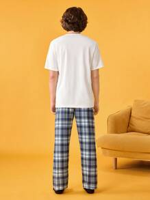 Happy Jammies Set de 3 piezas de ropa de descanso para hombre que incluye top de manga corta con cuello redondo con estampado de letras, shorts a cuadros y pantalones