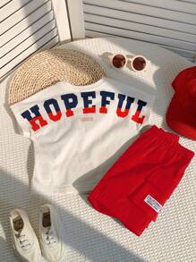 SHEIN مجموعة صيفية رياضية للأطفال البنين مكونة من 2 قطعة، لباس علوي بأكمام قصيرة بطباعة حرفية كيوت وشورت بخصر مطاطي