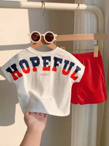 SHEIN مجموعة صيفية رياضية للأطفال البنين مكونة من 2 قطعة، لباس علوي بأكمام قصيرة بطباعة حرفية كيوت وشورت بخصر مطاطي