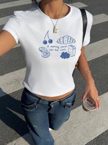 Flirla 大码女式夏季 Y2K 樱桃、羊角面包和蓝莓印花短款上衣 - 白色 - 查看 3