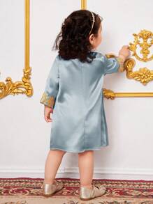 SHEIN Babygirl 可爱粉色缎面金色图案长袖连衣裙，春夏 - 淺藍色 - 查看 2