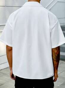 Manfinity Homme Men's Streetwear For Casual Daily Wear, Featuring A Minimalist And Stylish White Short-Sleeve Casual Shirt With An Oversized Cargo Pocket Design On The Front And A Zipper Closure. It Is Suitable For Music Festivals And Everyday - White - View 4