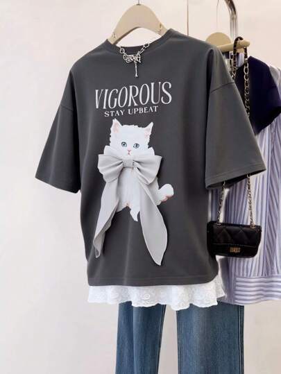 FRIFUL เสื้อยืดแขนสั้นพิมพ์โบว์แบบเข้ารูป คอกลม สีเทา รุ่นพื้นฐาน ใส่ในช่วงฤดูร้อนและออกไปเที่ยว ลุคน่ารัก เสื้อยืดลาย