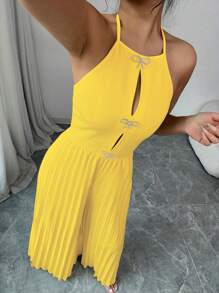 SHEIN Privé Elegante abrikooskleurige halter met strik aan de voorkant, uitgeholde metalen strass-strik, geplooide wijde damesjumpbroek