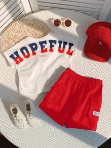 SHEIN مجموعة صيفية رياضية للأطفال البنين مكونة من 2 قطعة، لباس علوي بأكمام قصيرة بطباعة حرفية كيوت وشورت بخصر مطاطي