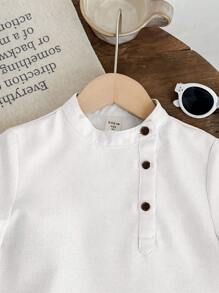 SHEIN Leap Crew 2 pièces Ensemble de jeunes garçons décontracté, confortable, mode, simple, pratique, polyvalent, doux, confortable, chemise col mi-porte inclinée et short lanterne, ensemble