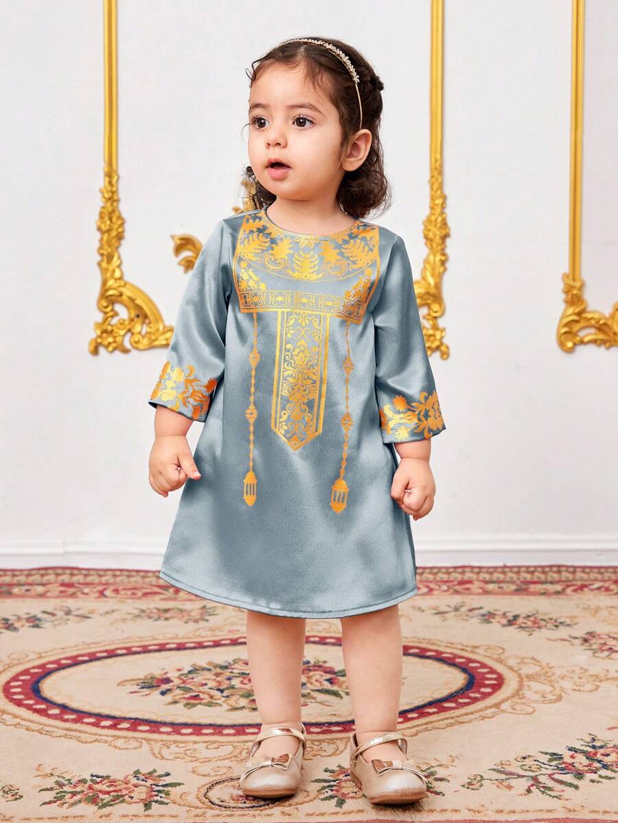 SHEIN Babygirl 可爱粉色缎面金色图案长袖连衣裙,春夏 - 淺藍色 - 查看 1