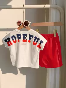 SHEIN مجموعة صيفية رياضية للأطفال البنين مكونة من 2 قطعة، لباس علوي بأكمام قصيرة بطباعة حرفية كيوت وشورت بخصر مطاطي