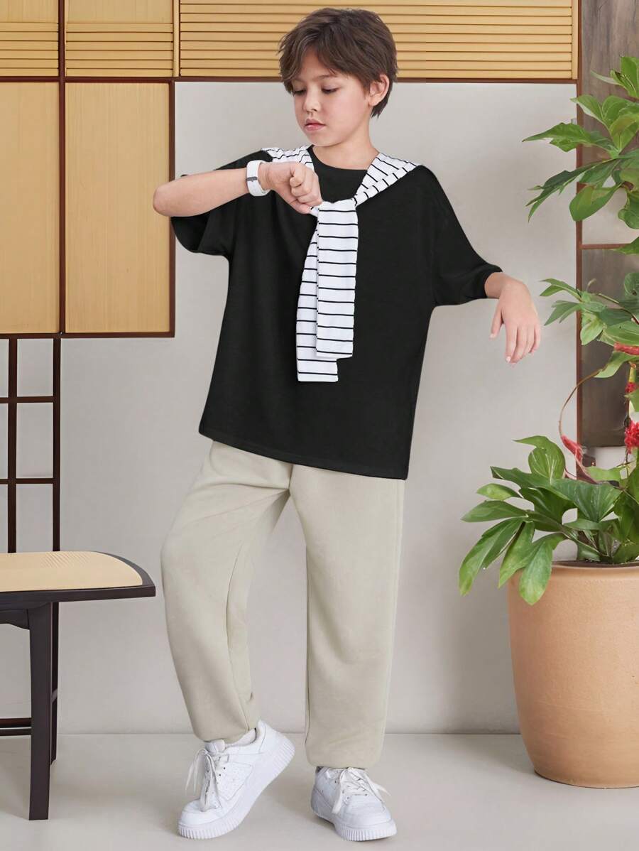 SHEIN 3 件套青少年男孩宽松休闲斗篷运动裤短袖 T 恤套装 - 彩色 - 查看 1