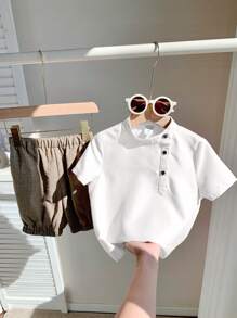 SHEIN Leap Crew 2 pièces Ensemble de jeunes garçons décontracté, confortable, mode, simple, pratique, polyvalent, doux, confortable, chemise col mi-porte inclinée et short lanterne, ensemble