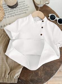 SHEIN Leap Crew 2 pièces Ensemble de jeunes garçons décontracté, confortable, mode, simple, pratique, polyvalent, doux, confortable, chemise col mi-porte inclinée et short lanterne, ensemble