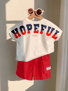 SHEIN مجموعة صيفية رياضية للأطفال البنين مكونة من 2 قطعة، لباس علوي بأكمام قصيرة بطباعة حرفية كيوت وشورت بخصر مطاطي