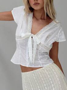 SHEIN Essnce 女士纯色刺绣短袖衬衫，V 领蕾丝拼布乡村法式风格上衣，春夏 - 白色 - 查看 1