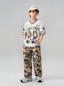 SHEIN 青少年春夏迷彩与字母印花 V 领短袖图案 T 恤和全印花休闲裤套装 - 白色 - 查看 3