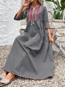 SHEIN LUNE Vestido de rayas grises bordado con parches, estilo Medio Oriente para el Ramadán, con la cintura ceñida, mangas acampanadas y volantes en el bajo, para uso casual de vacaciones