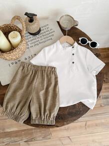 SHEIN Leap Crew 2 pièces Ensemble de jeunes garçons décontracté, confortable, mode, simple, pratique, polyvalent, doux, confortable, chemise col mi-porte inclinée et short lanterne, ensemble